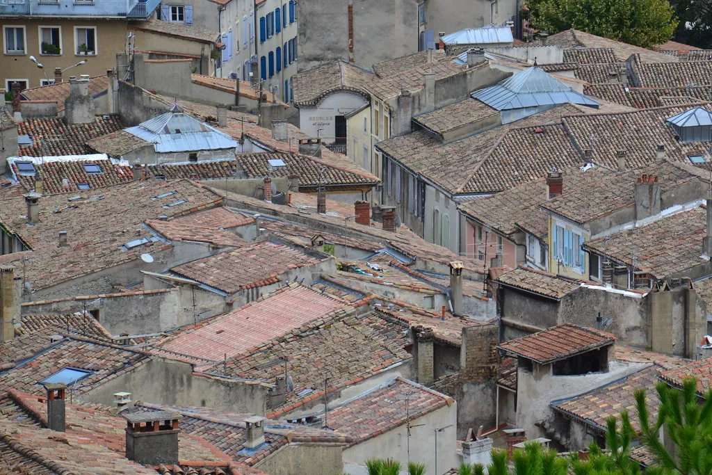 Toits en tuiles d'un village français vus en hauteur